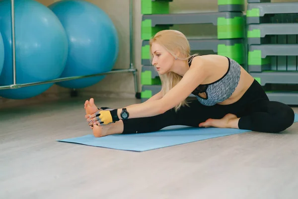 Fitness tjej stretching yoga gym — Stockfoto