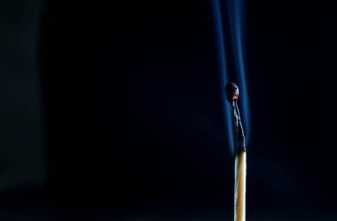 Karanlık bir arka plan üzerinde maçlar