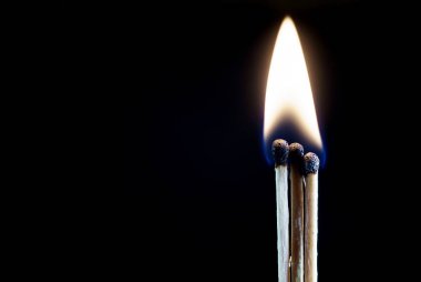 Karanlık bir arka plan üzerinde maçlar