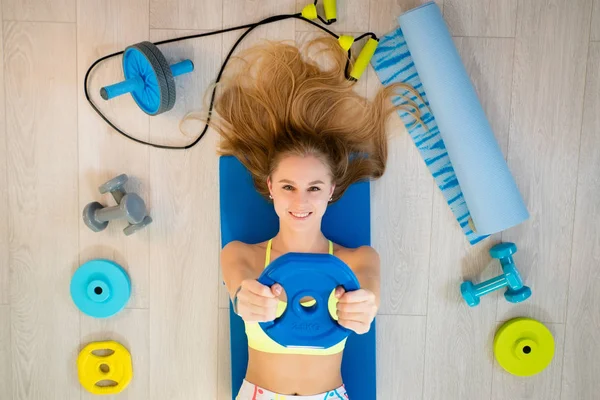 Chica con accesorios de fitness — Foto de Stock