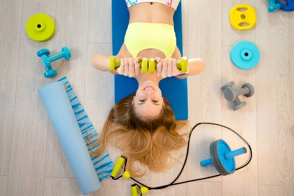 Chica con accesorios de fitness — Foto de Stock