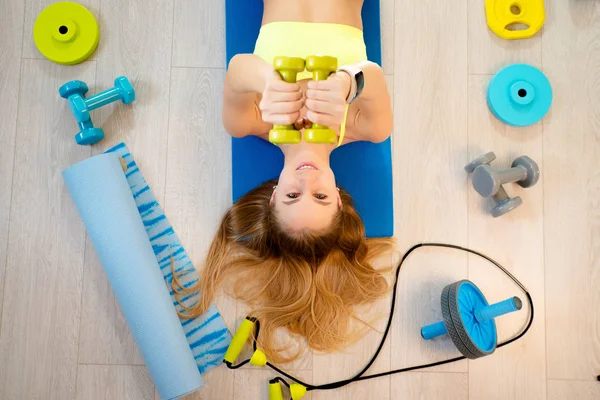 Chica con accesorios de fitness — Foto de Stock