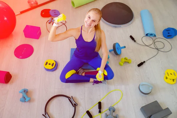 Chica con accesorios de fitness — Foto de Stock