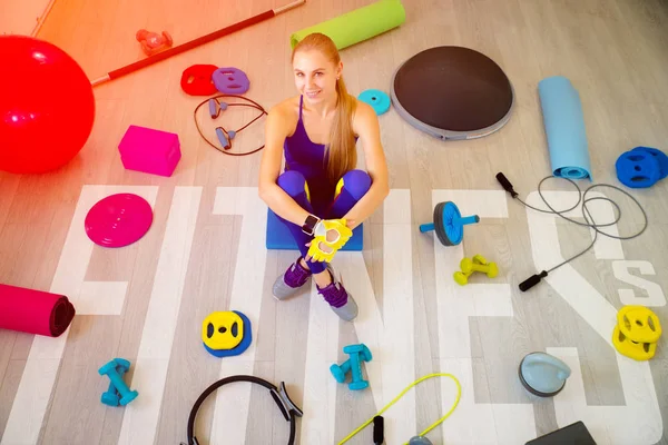 Chica con accesorios de fitness — Foto de Stock