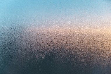 Damla şafak sırasında camına