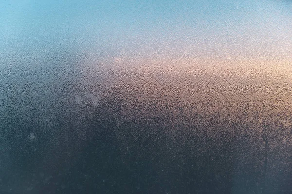 Damla şafak sırasında camına