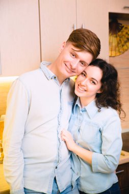 Mutfakta güzel Çift