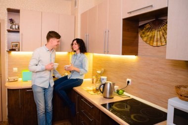 Mutfakta güzel Çift