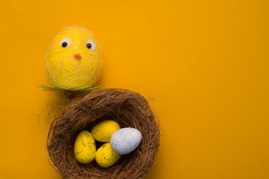 Sarı arka planda renkli paskalya yumurtaları