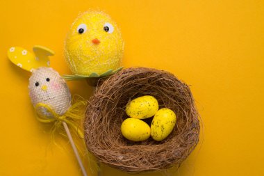 Sarı arka planda renkli paskalya yumurtaları