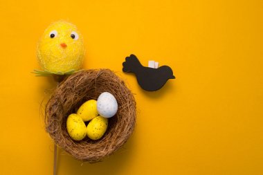 Sarı arka planda renkli paskalya yumurtaları