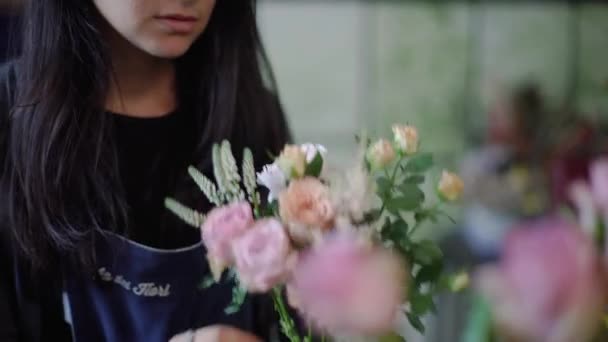 Florist ordna några blommor — Stockvideo