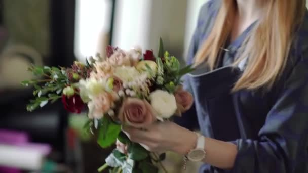 Florista organizar algumas flores — Vídeo de Stock