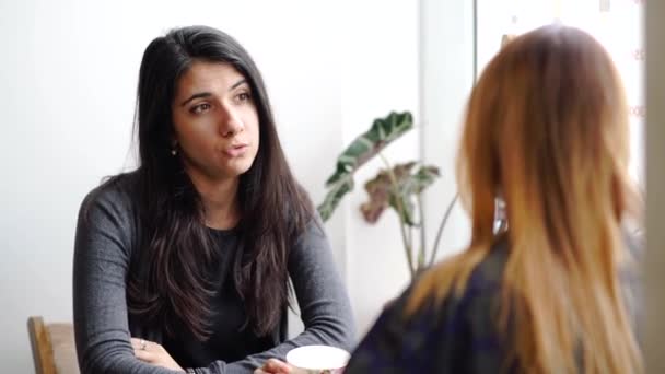 Chicas en un café hablando — Vídeo de stock