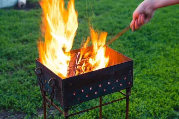 Kohlenbecken Feuerhand — Stockfoto