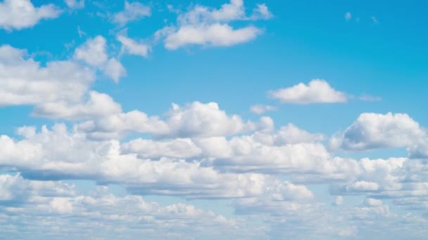 Яркие облака в солнечную погоду в небе — стоковое видео