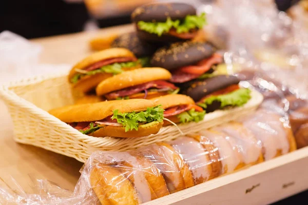 Сэндвич, черный бургер с помидорами и салатом — стоковое фото
