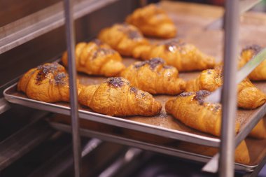 Fırın tepsisine kruvasan