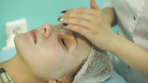 Cosmetologia médica de aplicação de máscara — Vídeo de Stock