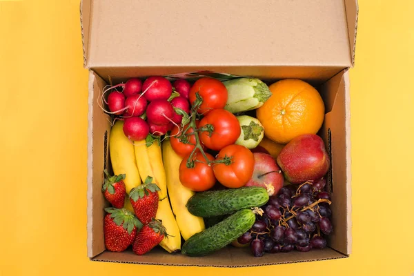 Frutas y hortalizas en una caja — Foto de Stock