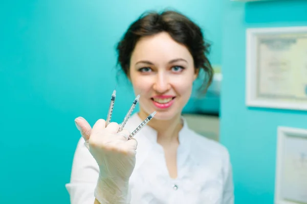 Médico cosmetólogo médico con jeringas — Foto de Stock