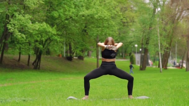 Het meisje in het park is betrokken bij het Turnen — Stockvideo