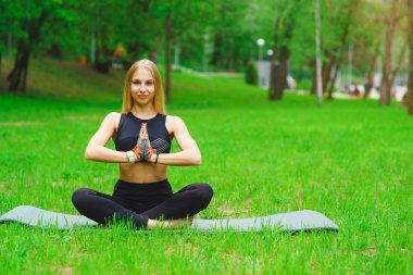 Kız park lotus duruş