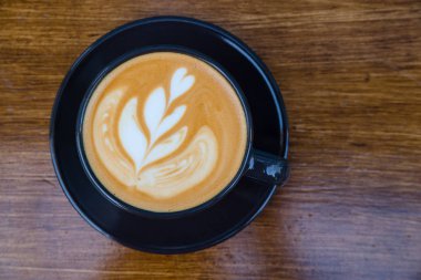 Masada bir fincan kapuçino