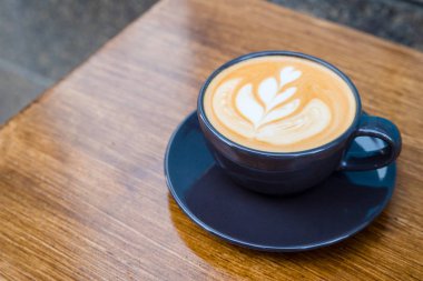 Masada bir fincan kapuçino