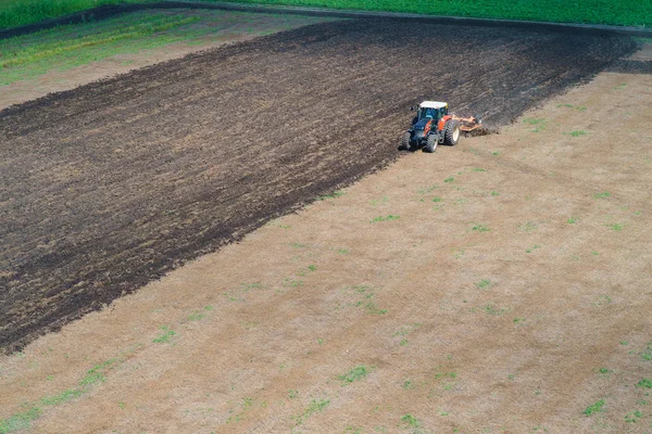 Campo de arado del tractor —  Fotos de Stock