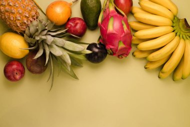 Sarı bir arka plan üzerinde meyve kümesi