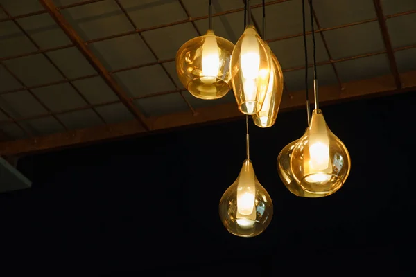 Light bulbs hanging from the ceiling warm — Stock Photo, Image