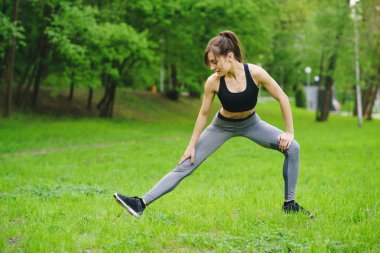 Kız parkta spor Isınma