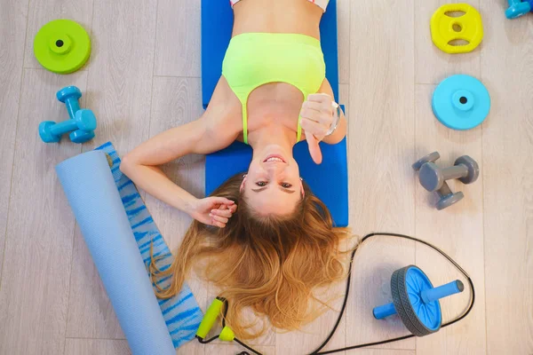 Accesorios de fitness Cuerda Dumbbell Chica — Foto de Stock