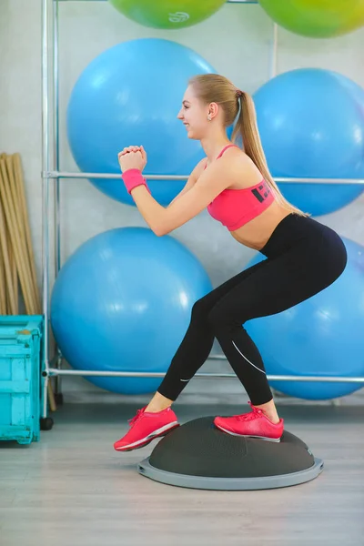 Fitness kız Yarımküre ile yapıyor