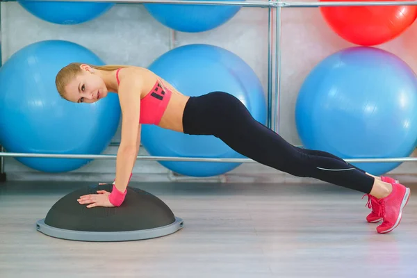 Fitness-Mädchen macht Übungen mit der Hemisphäre — Stockfoto