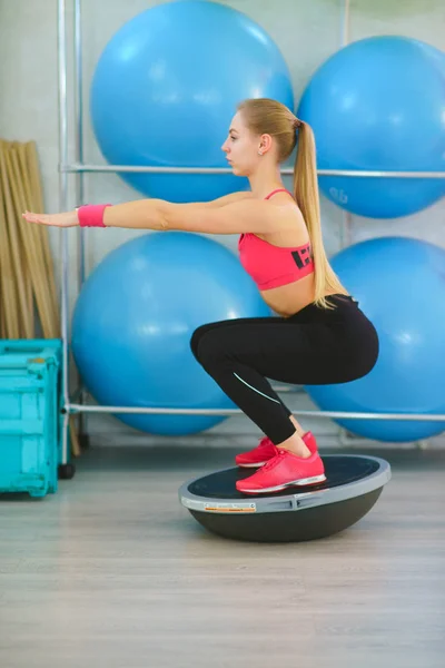 Fitness-Mädchen macht Übungen mit der Hemisphäre — Stockfoto