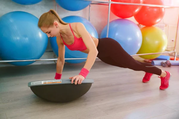 Fitness-Mädchen macht Übungen mit der Hemisphäre — Stockfoto