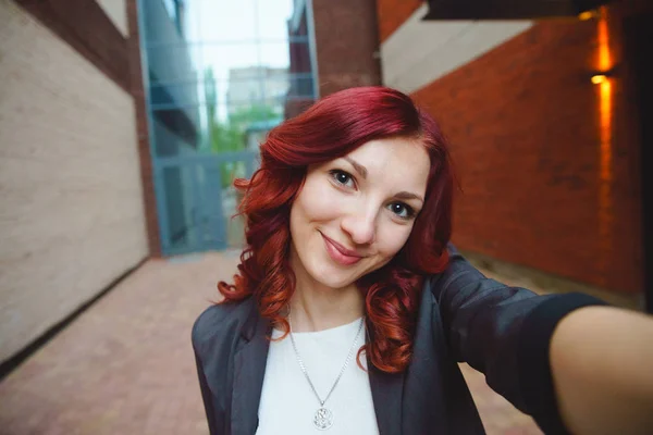 İş kadını sokakta selfie yapıyor