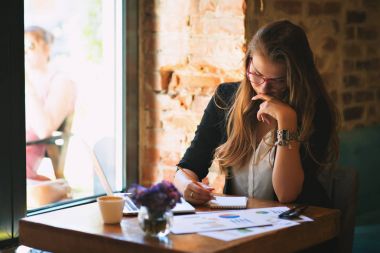 Kız kafe kayıt defter