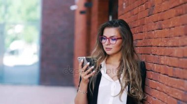 İş kadını telefona arıyorsunuz