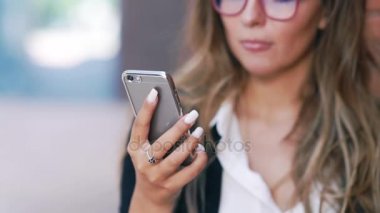 İş kadını telefona arıyorsunuz