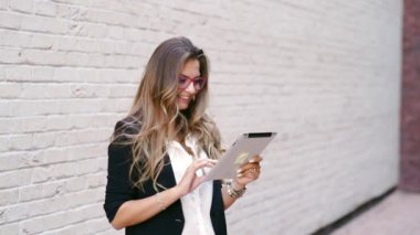 Sokakta bir tablet ile kız