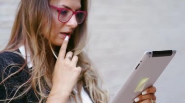 Sokakta bir tablet ile kız