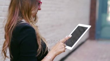 Sokakta bir tablet ile kız