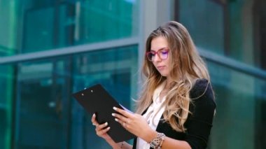 Belgeler ile iş kız