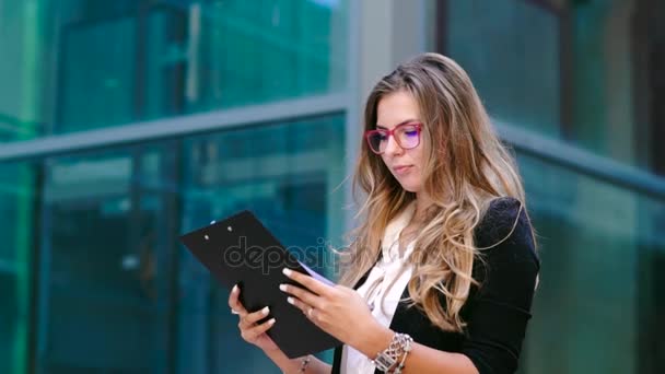 Business Girl with documents — Stock Video