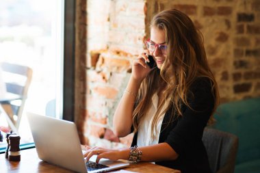 Kız telefonda konuşuyor.