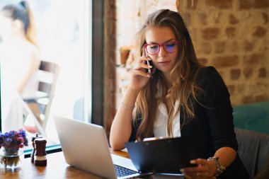 Kız telefonda konuşuyor.