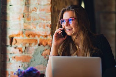 Kız telefonda konuşuyor.